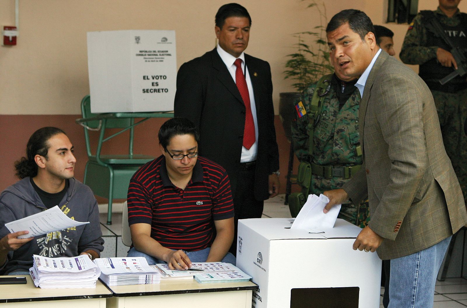 RAFAEL CORREA VOTA EN LAS ELECCIONES GENERALES EN ECUADOR