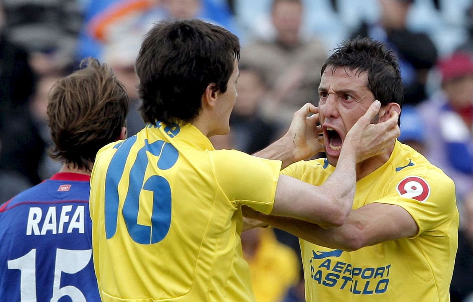 Llorente y Nihat, los autores de los tantos del Villarreal, celebran el segundo gol ante el Getafe.