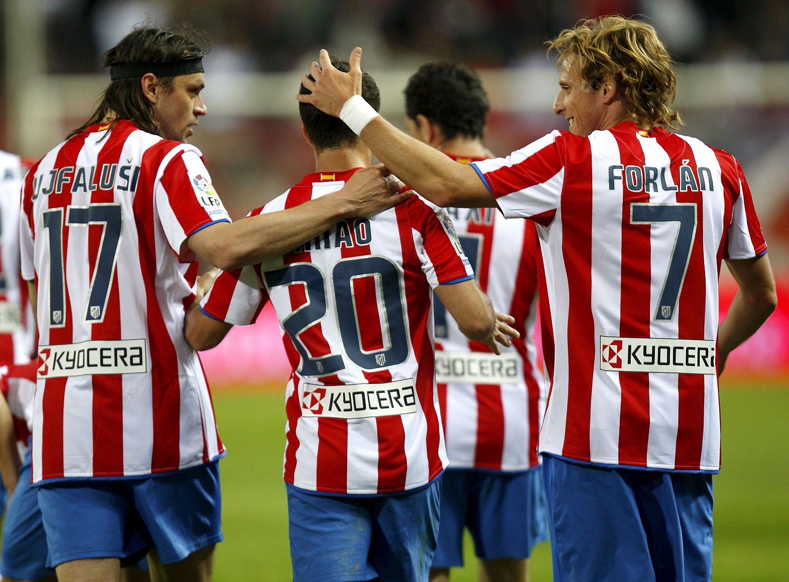 Simao celebra con Forlán y Ujfalusi el segundo gol marcado al Sporting de Gijón.