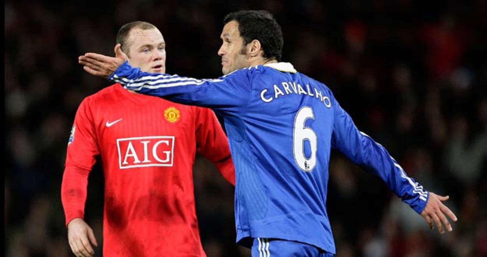 El jugador del Chelsea Ricardo Carvalho discute efusivamente con Wayne Rooney, el ariete de l Manchester United