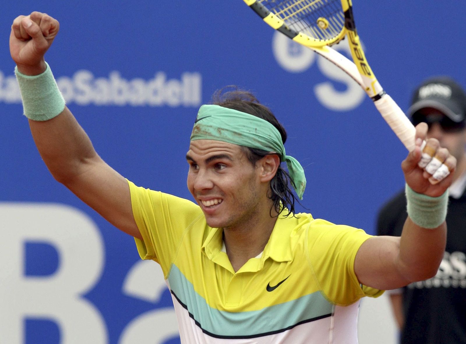 El tenista Rafa Nadal, celebra la victoria frente a su compatriota David Ferrer en la final del Trofeo Conde de Godó.