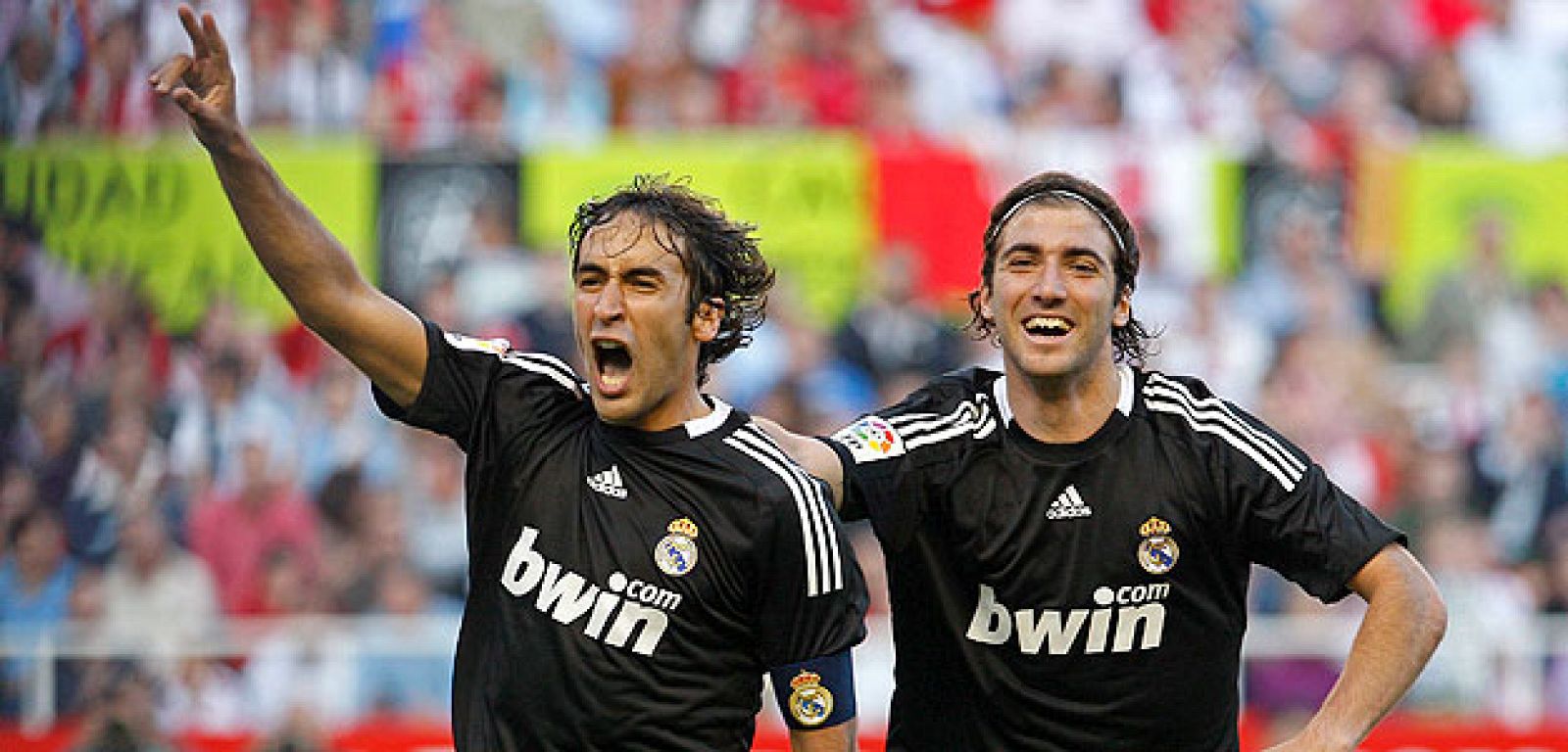 Raúl e Higuaín celebrando uno de los tres goles del capitán blanco ante el Sevilla.