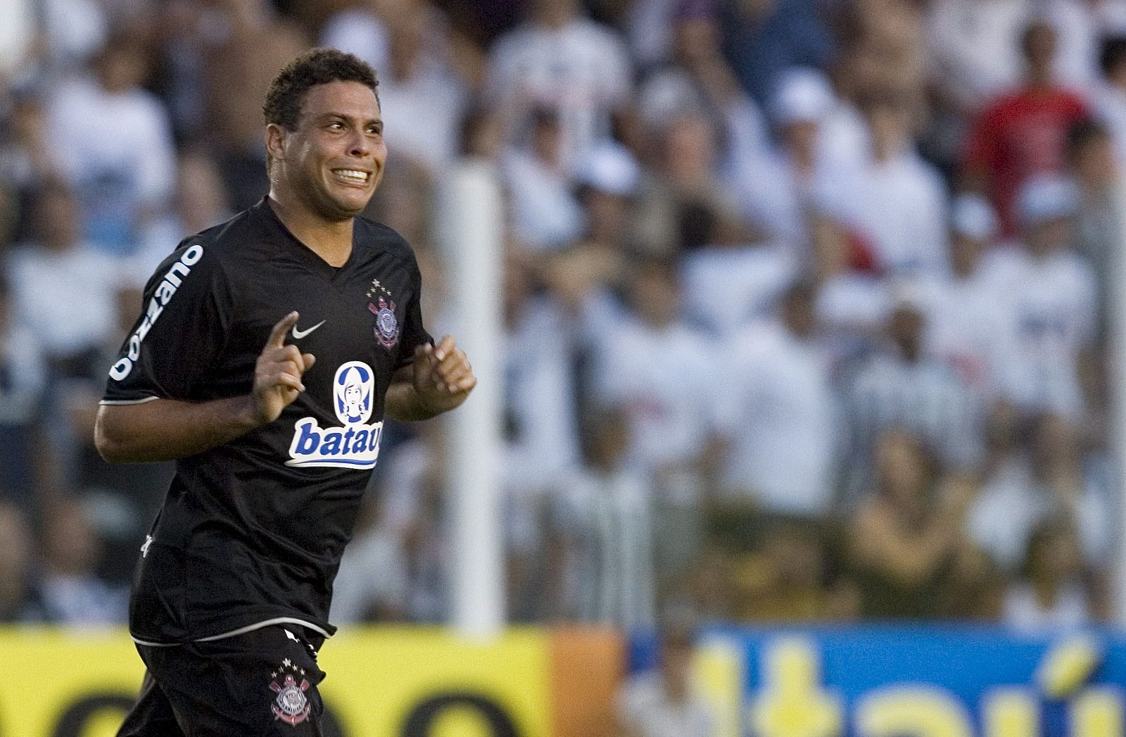 Ronaldo celebra uno de los dos goles ante el Santos.