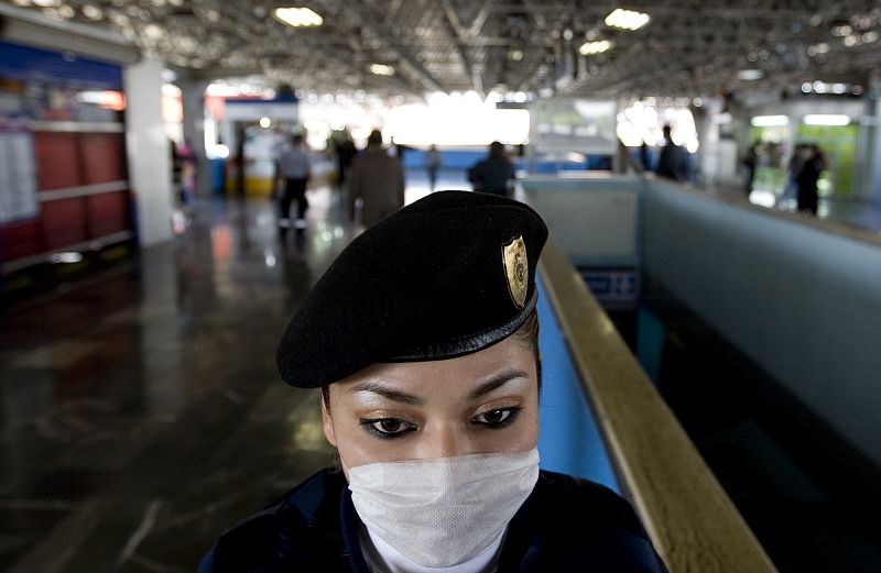 Una policía lleva una mascarilla en el metro de Ciudad de México.