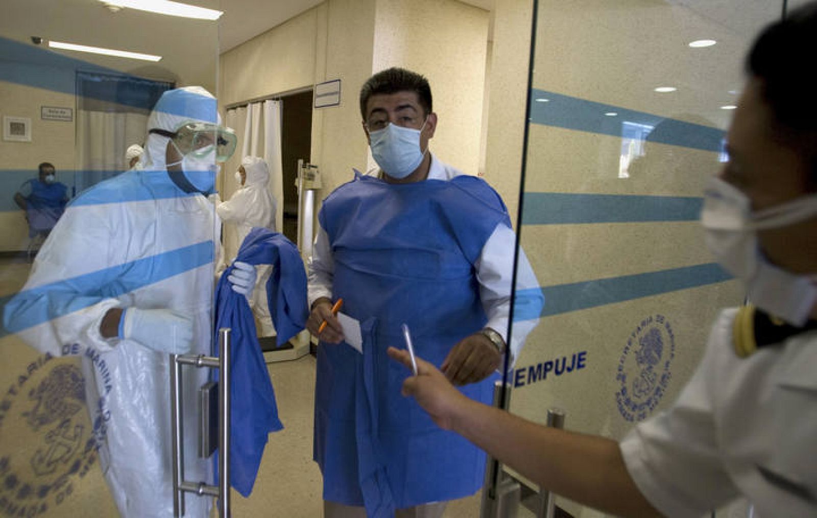 En los hospitales mexicanos utilizan puertas aislantes para contener el virus.