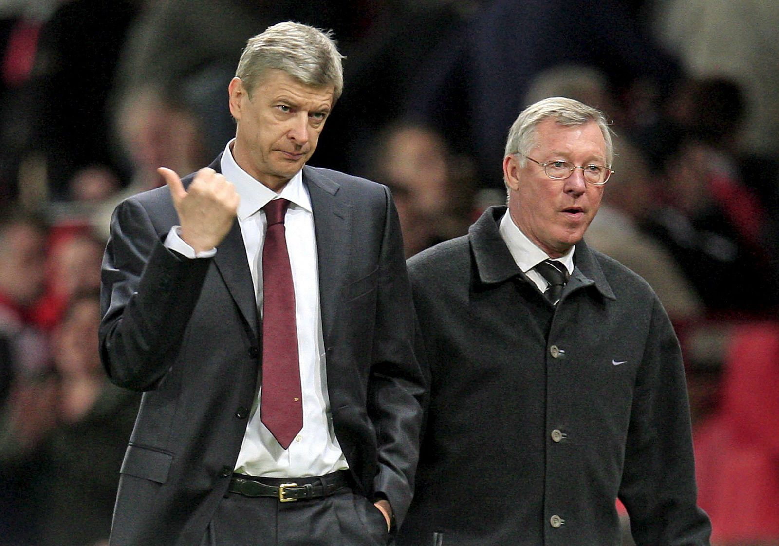 Wenger y Ferguson se retiran del campo tras el partido de Old Trafford.