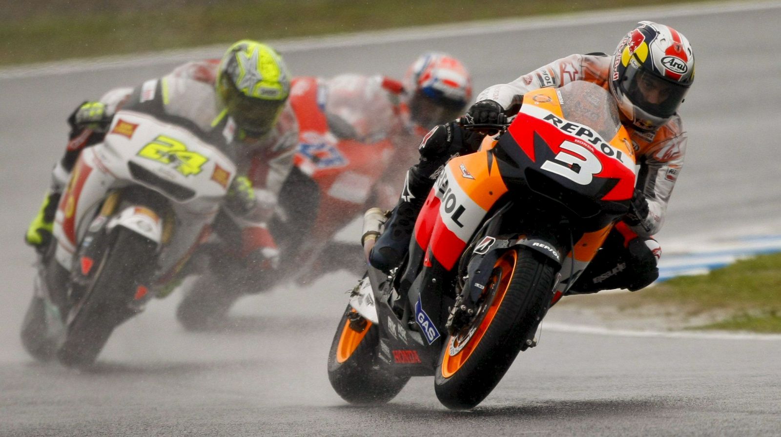 Toni Elías, entre Dani Pedrosa y Casey Stoner.