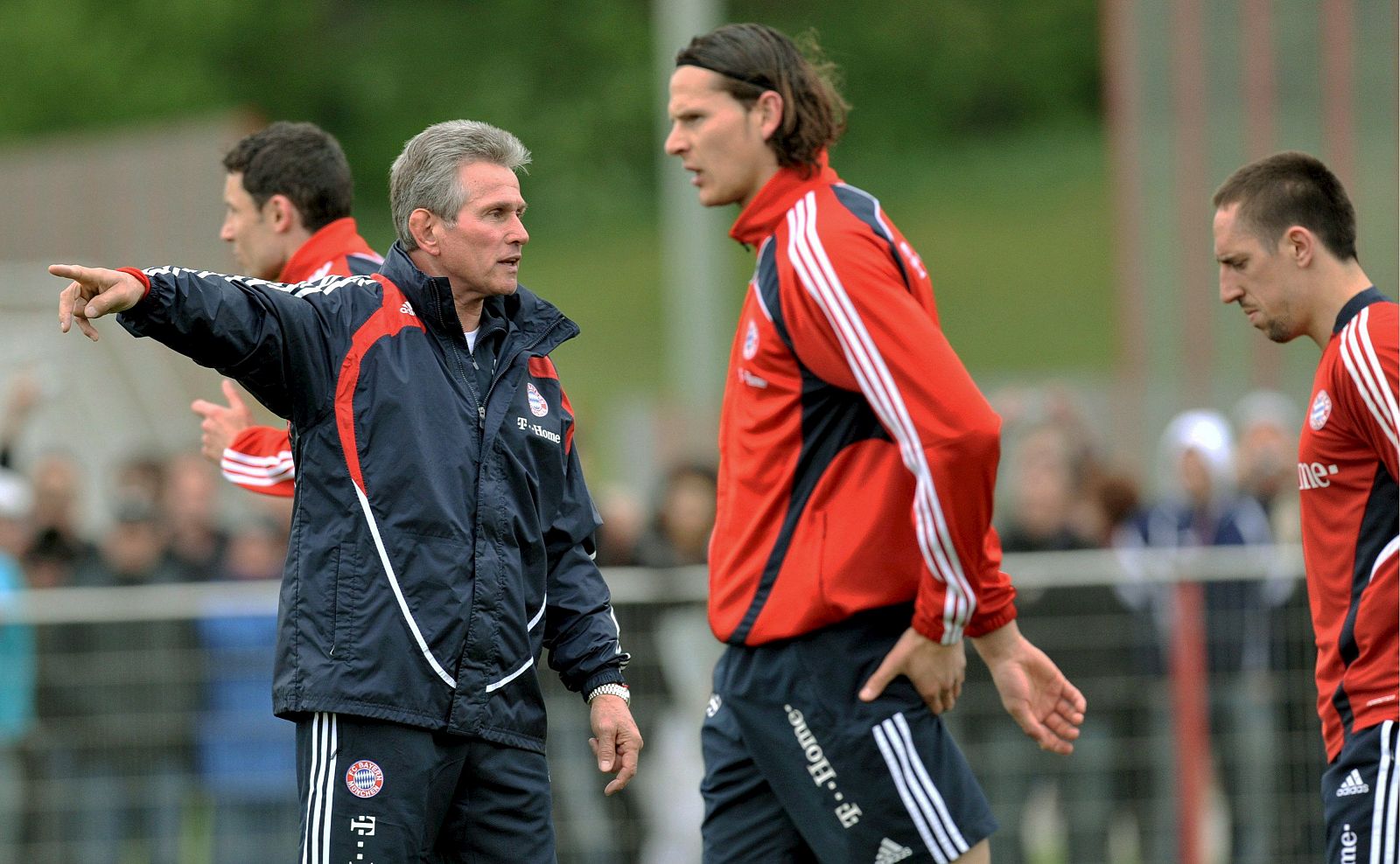 Jupp Heynckes dirige a Ribery, a la derecha, en su primer entrenamiento con el Bayern de Múnich.