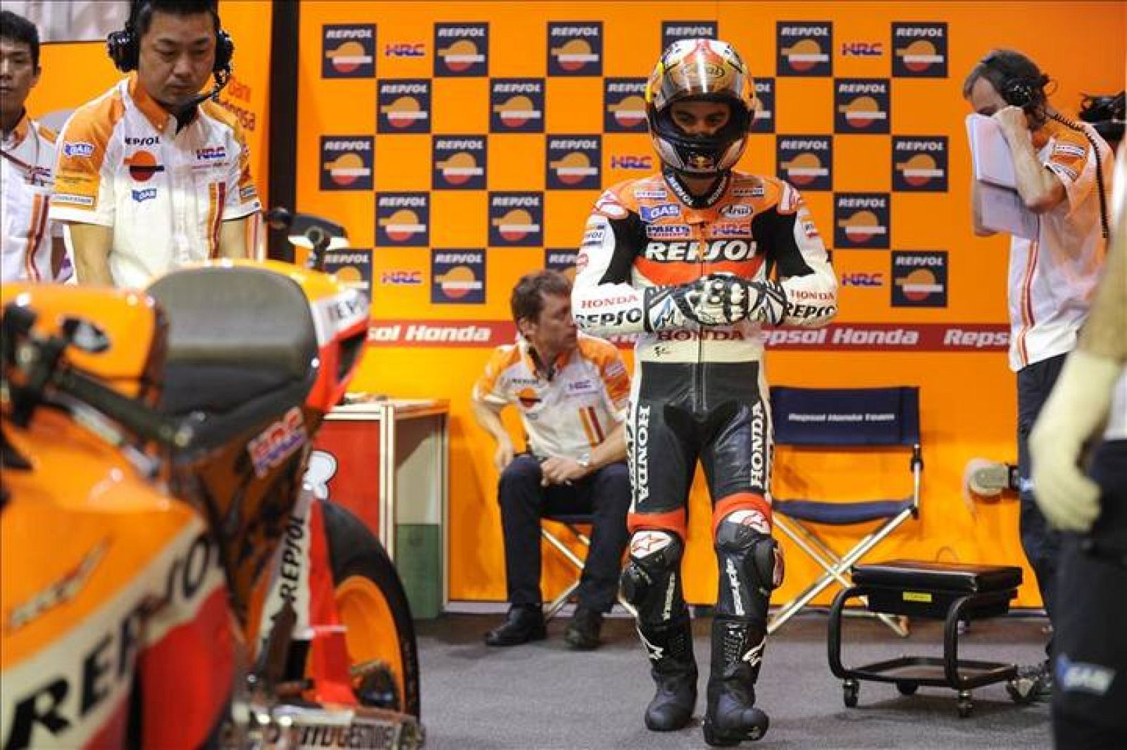   Pedrosa camina hacia su moto en su box.