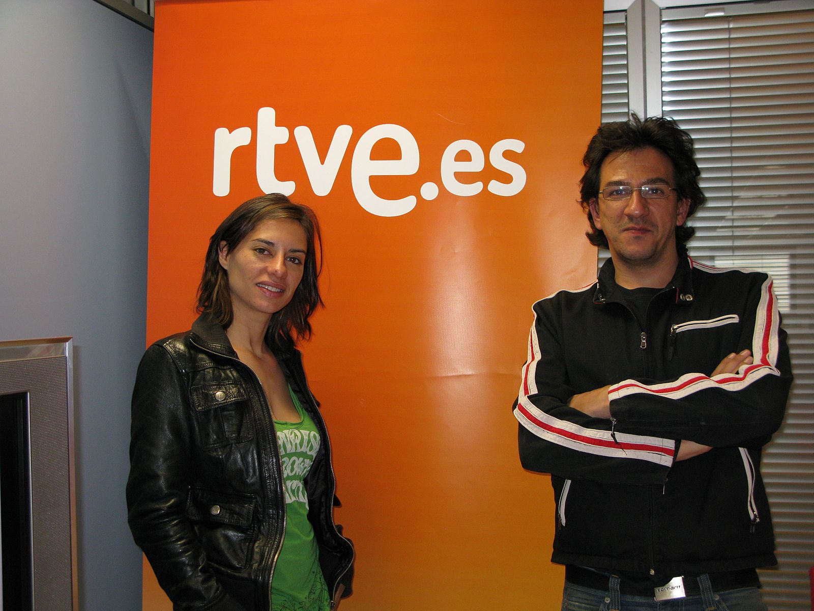 Natalia Mateo y David Planell, protagonista y director de 'La vergüenza', en RTVE.ES.
