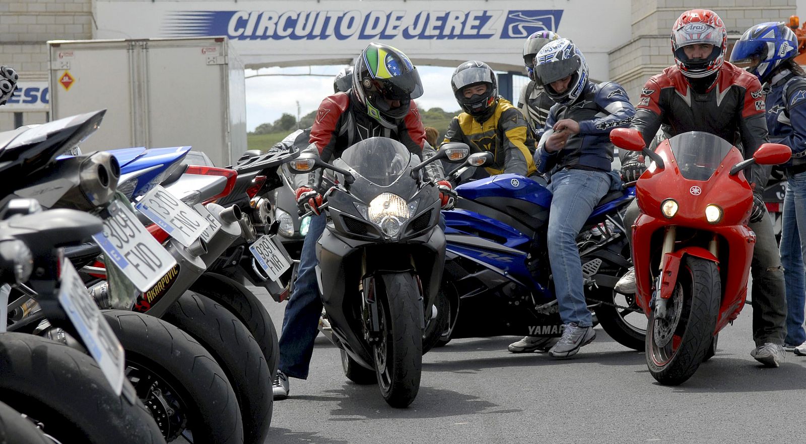 Motoristas en los accesos al circuito de Jerez de la Frontera.