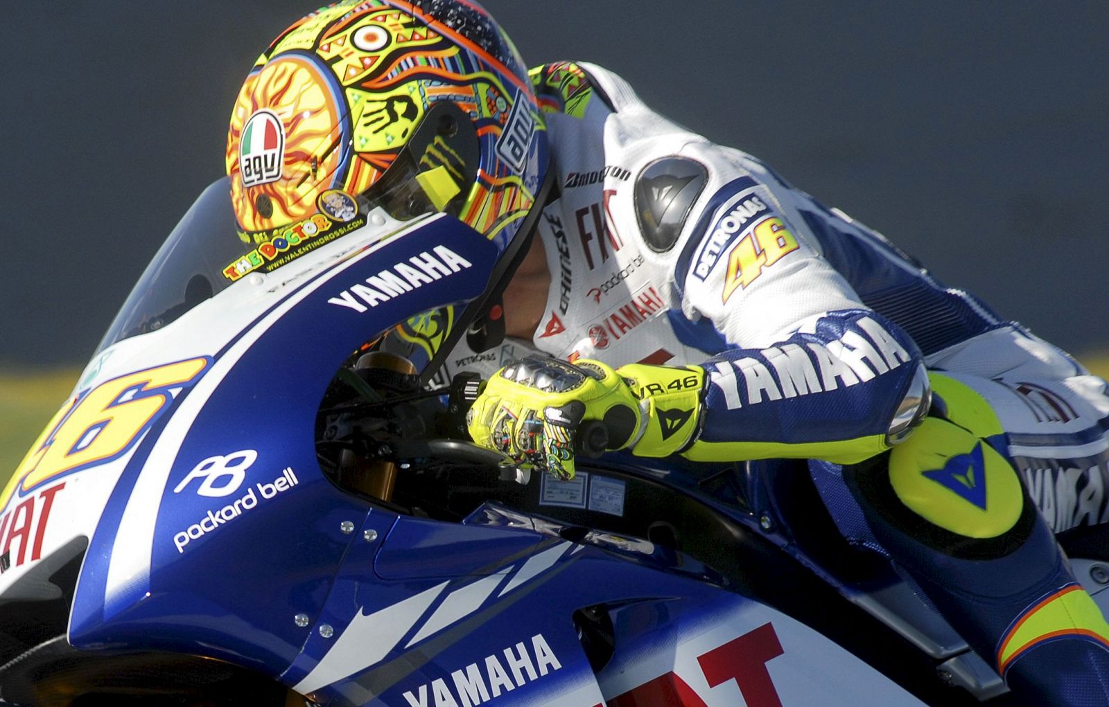 El piloto italiano de Moto GP Valentino Rossi, sobre su Yamaha YZR M 1.