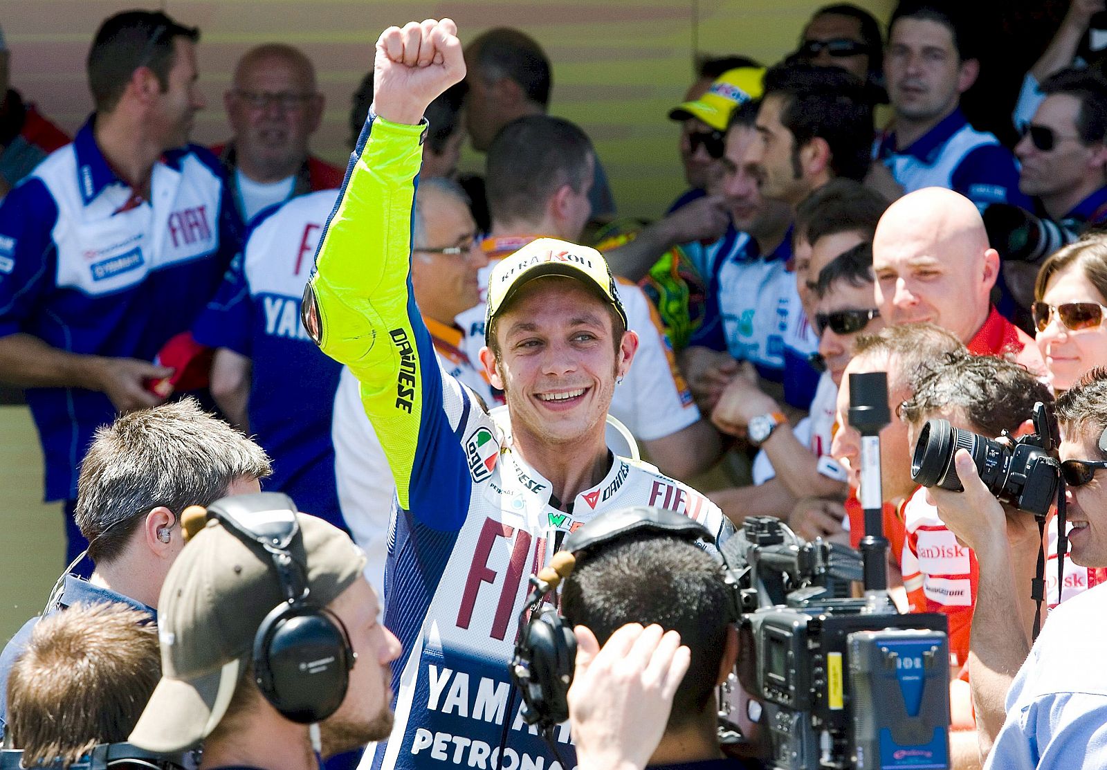 Valentino Rossi muestra su alegría tras proclamarse vencedor del Gran Premio de España.