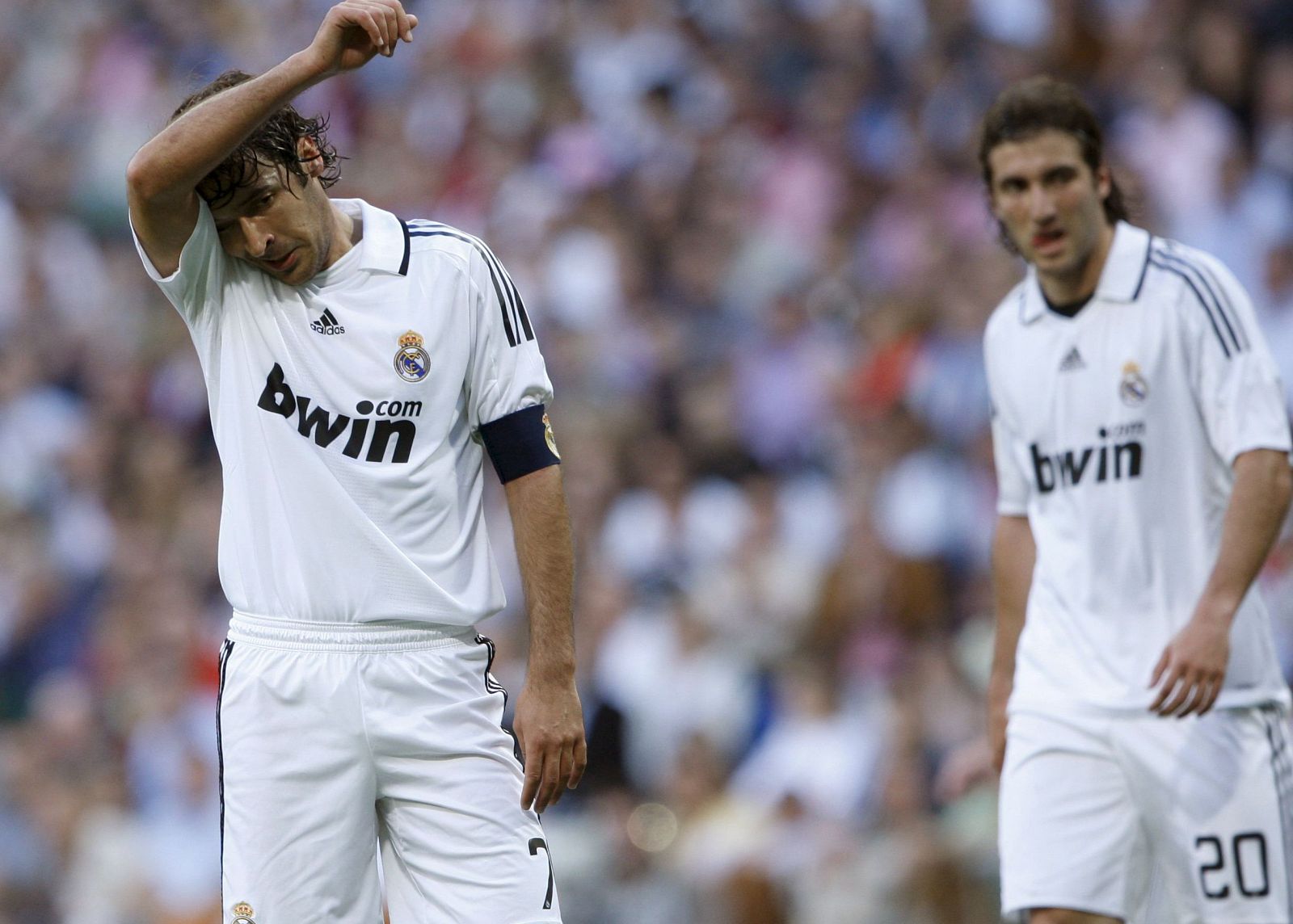 Raúl e Higuaín muestran su decepción durante el partido contra el Barça.