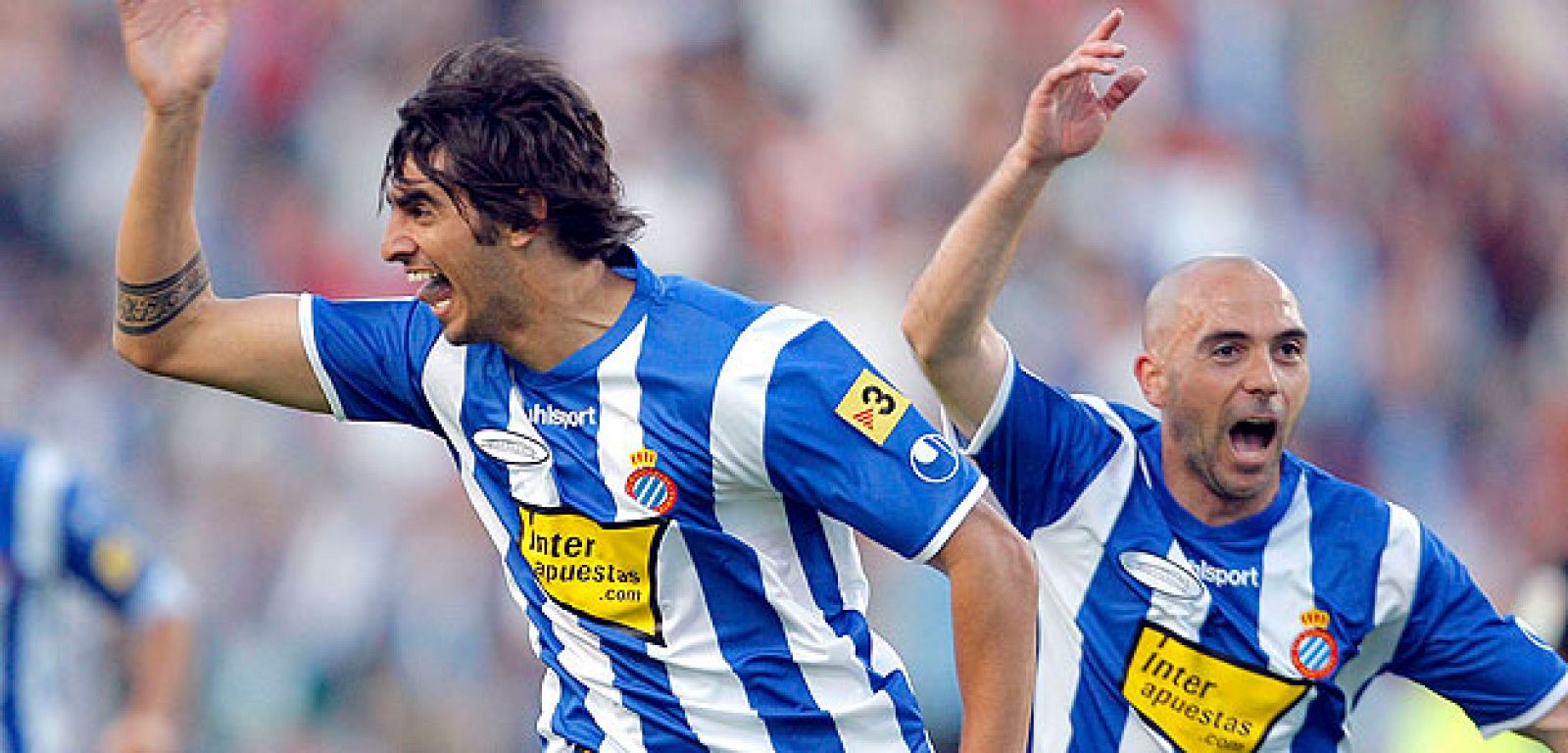 Román Martínez celebra junto al centrocampista Iván De La Peña su gol.