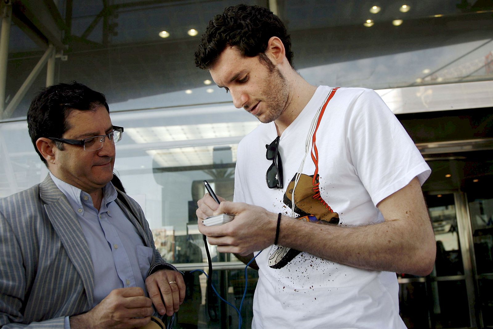 Rudy, firma un autógrafo nada más llegar a Barcelona.