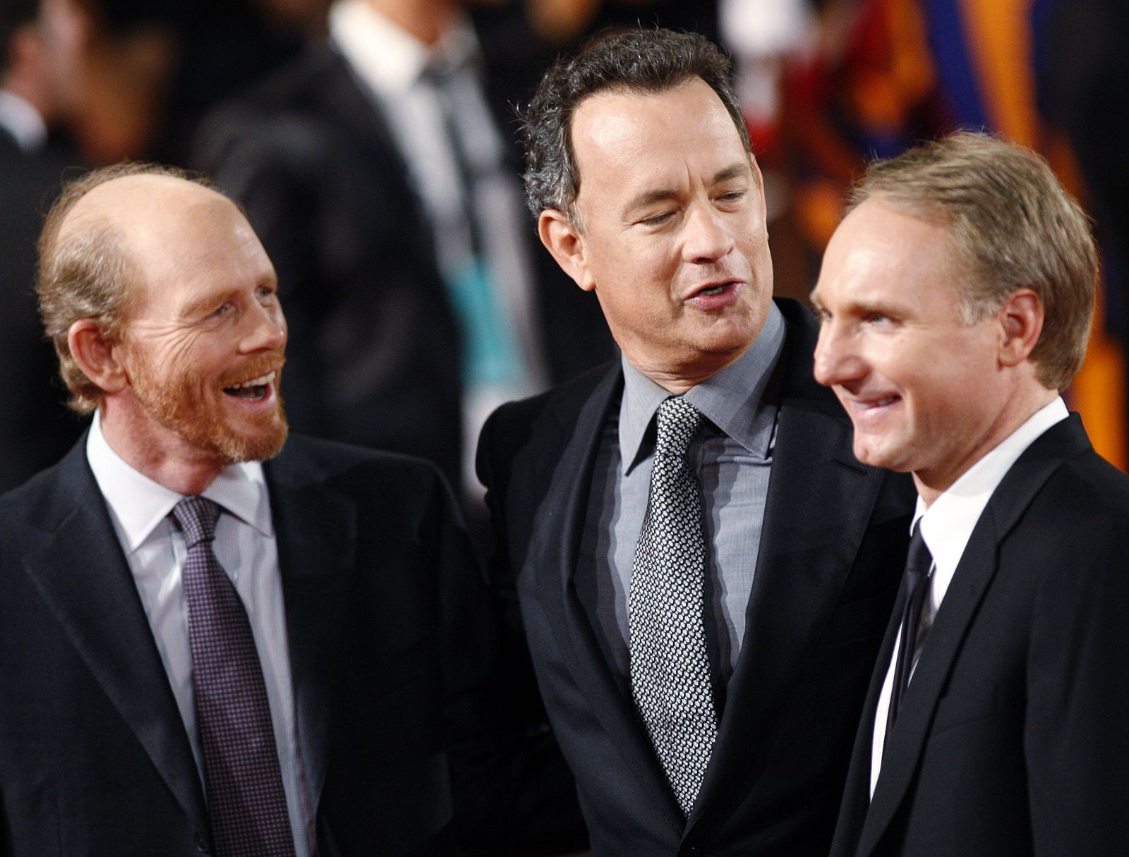 El director Ron Howard, el actor Tom Hanks y el escritor Dan Brown en el estreno de "Ángeles y Demonios" en Roma.