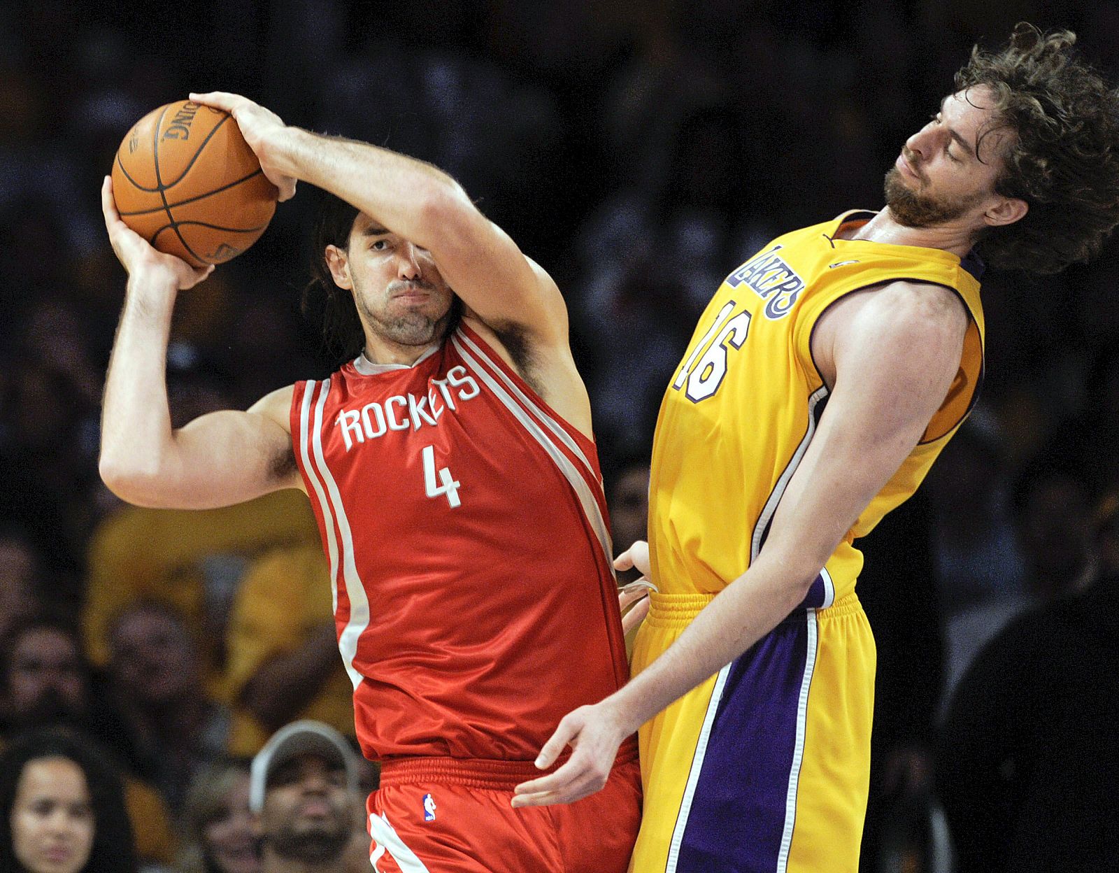 El argentino Luis Scola se enfrenta a Pau Gasol.