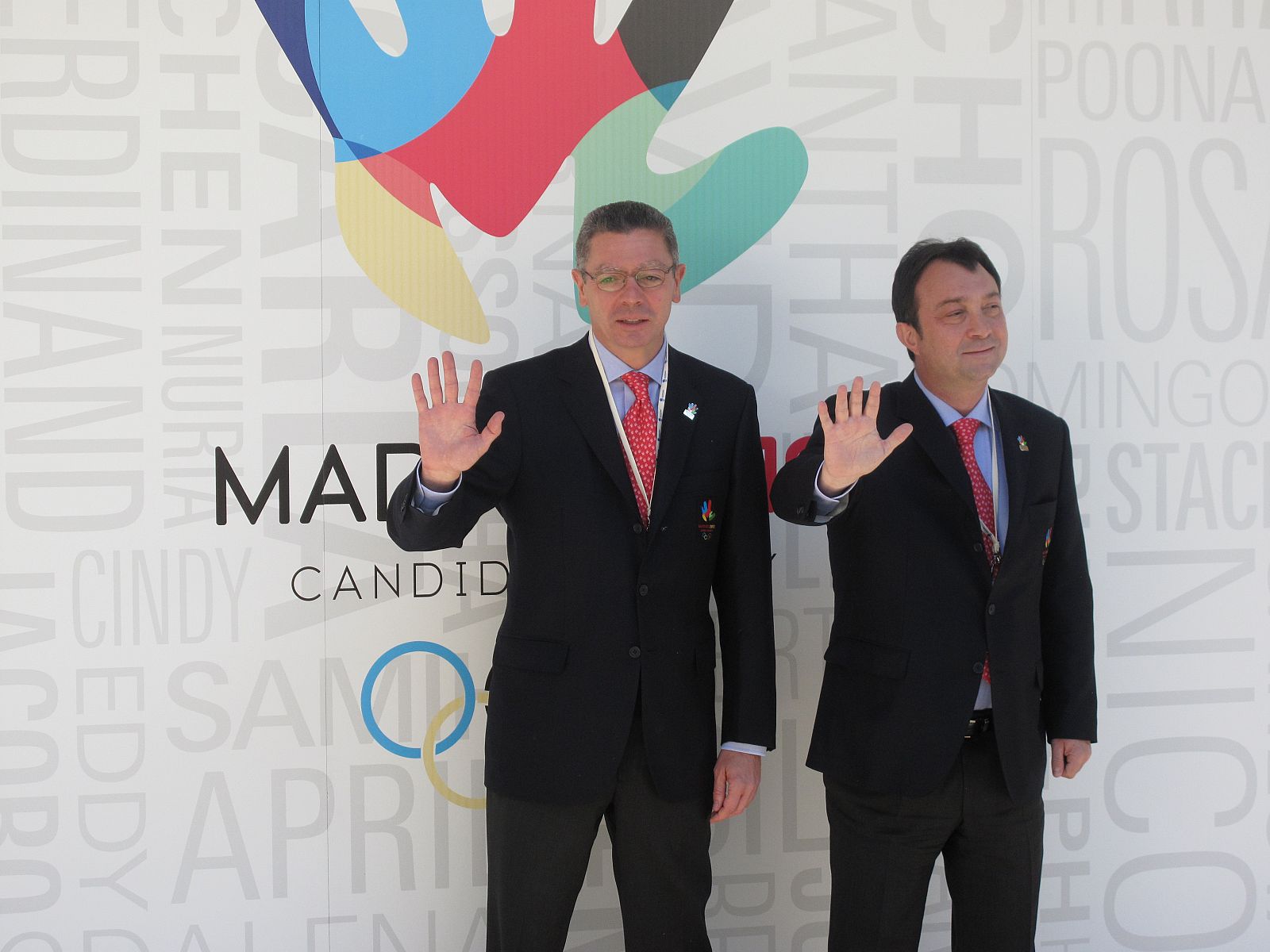 El alcalde Alberto Ruiz Gallardón y su segundo Manuel Cobo posan ante el logotipo de Madrid 2016.