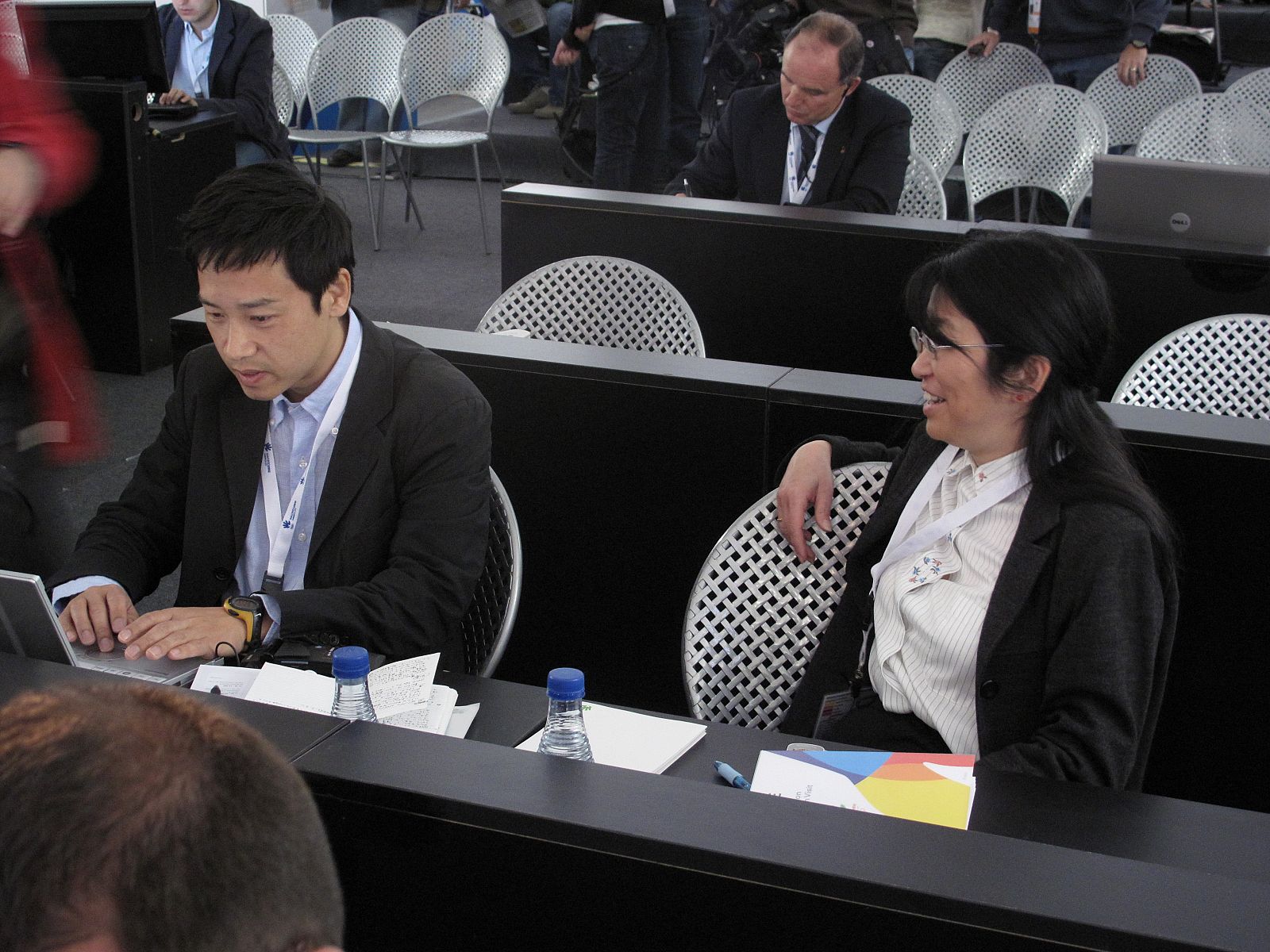 Yuji Kondo (i) y Seiko Okano (d) en la sala de prensa.
