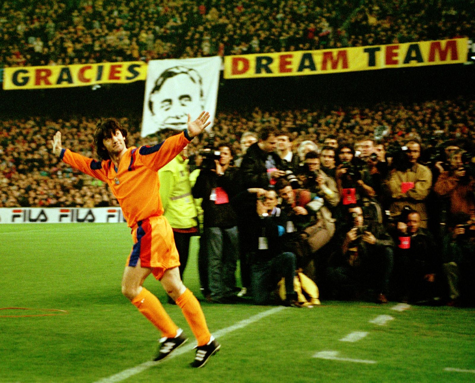 Jose Mari Bakero saluda a la afición del Camp Nou en un homenaje.