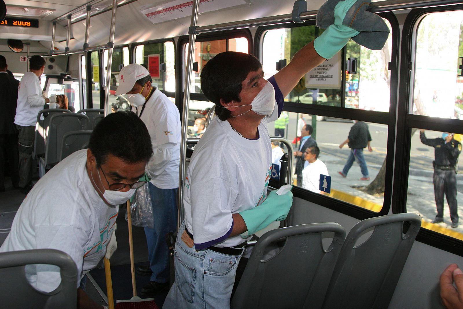 Ciudadanos mexicanos emprenden una cruzada de limpieza y desinfección de todos los transportes públicos, restaurantes y escuelas en Ciudad de México.