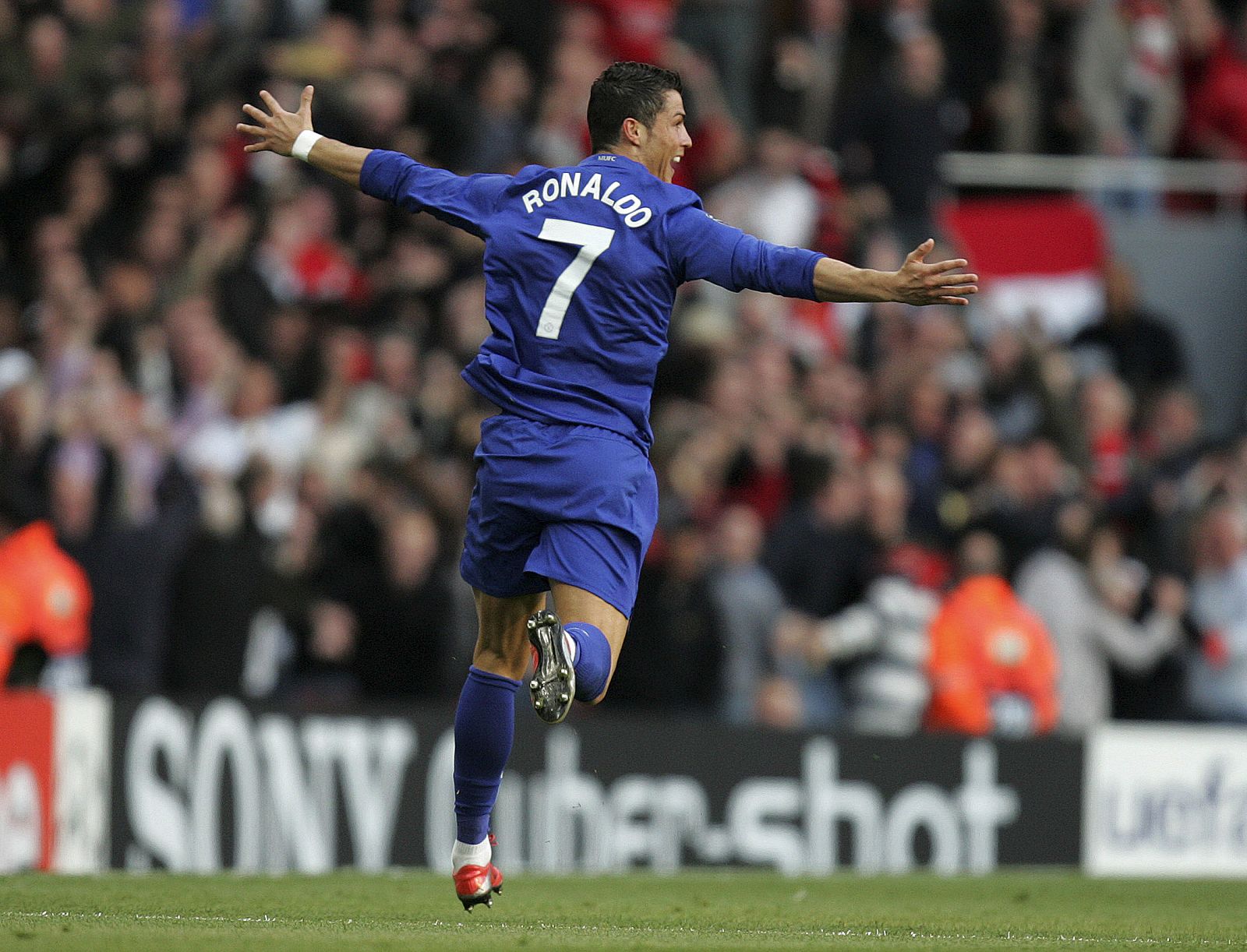 El '7' del Manchester celebra un gol durante el partido de Champions contra el Arsenal