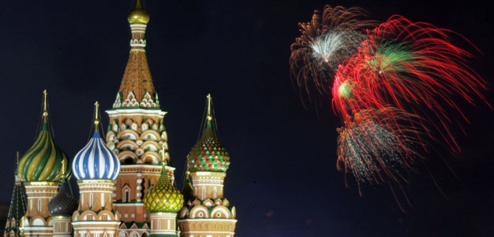 Fuegos artificiales en la Plaza Roja de Moscú.