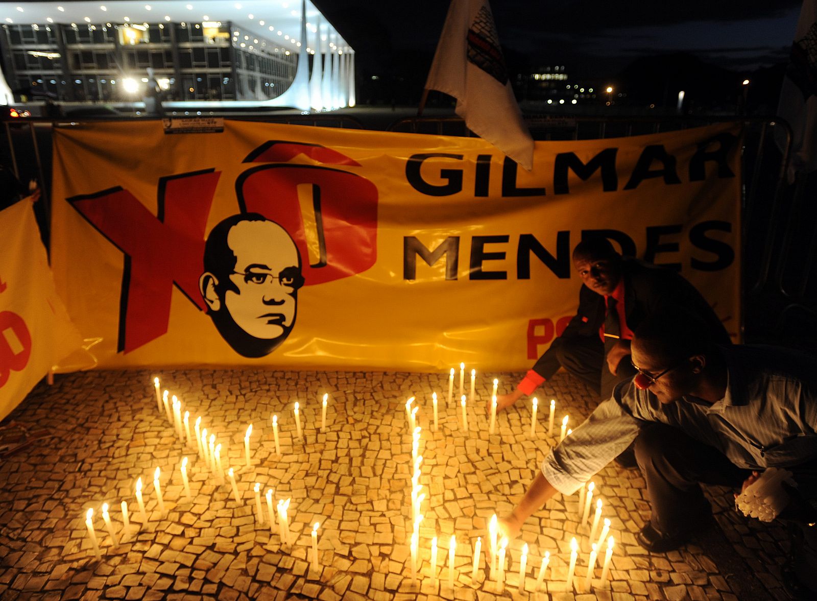 Manifestantes encienden velas en la plaza de los Tres Poderes en Brasilia para pedir la dimisión del presidente del Supremo Tribunal Federal (STF), el ministro Gilmar Mendes