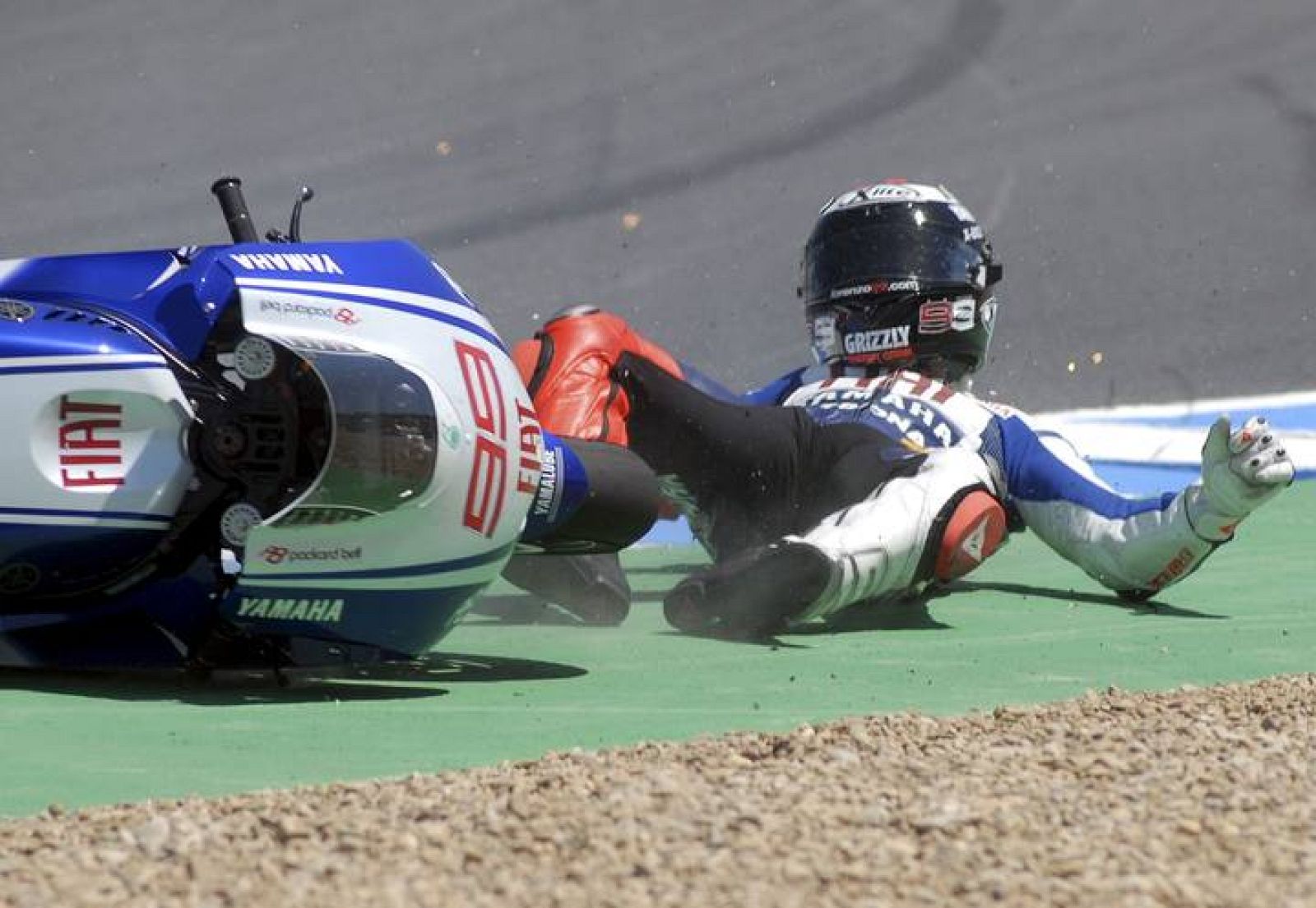Jorge Lorenzo, en el momento en el que se cae en mitad de la curva de Angel Nieto .