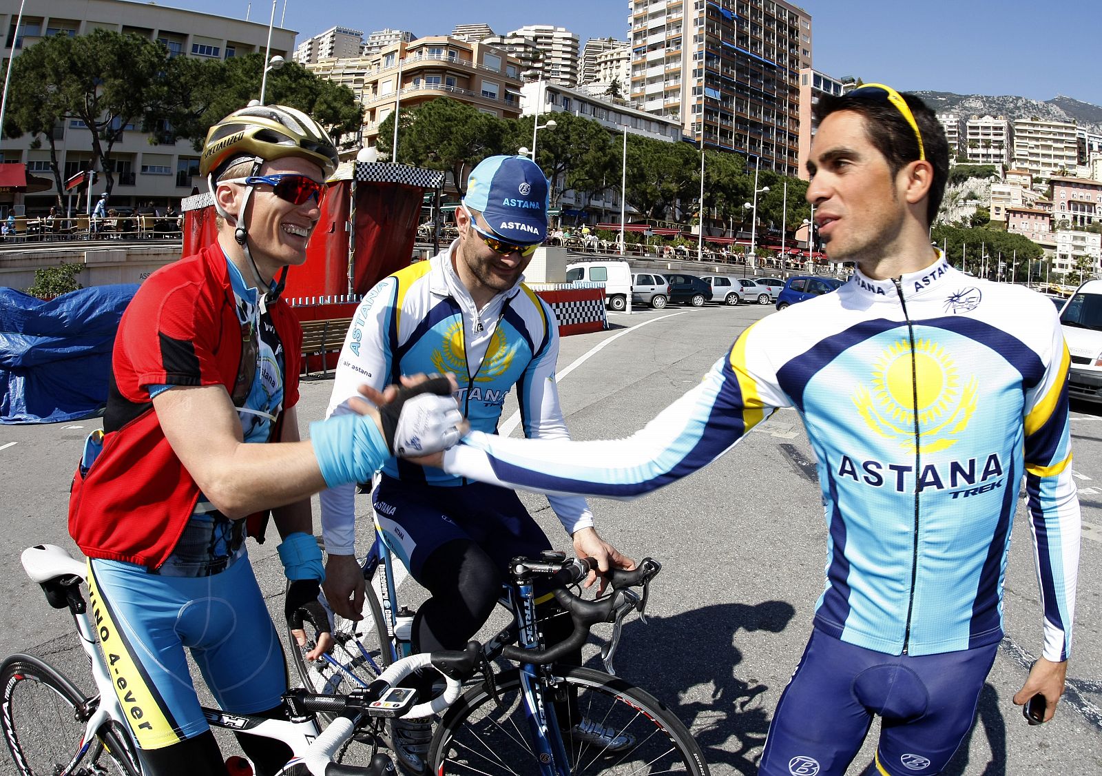 Contador saluda a Alexander Vinokourov en Montecarlo el pasado mes de marzo