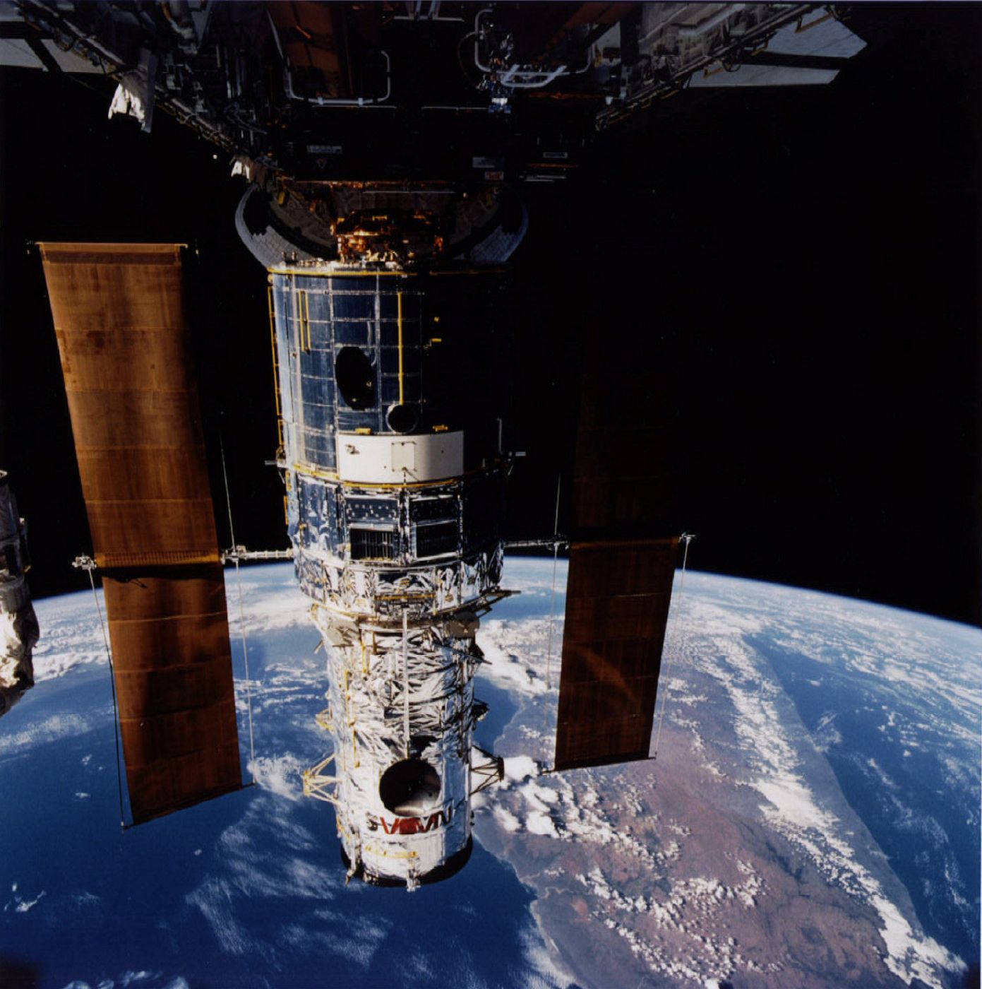 El Telescopio Espacial Hubble, con Madagascar al fondo