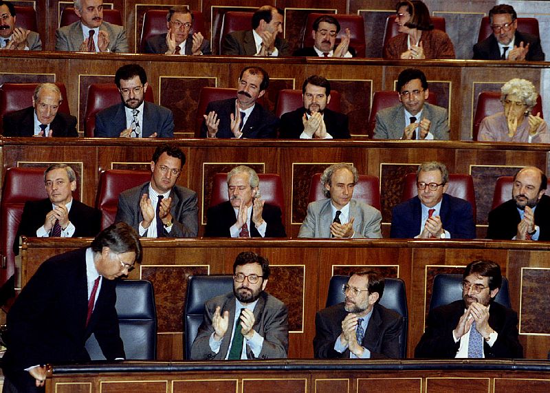 SPANISH PRIME MINISTER GONZALEZ IS APPLAUDED BY OSICALIST PARLEMENTARIANS AND CABINET MEMBERS AT ...