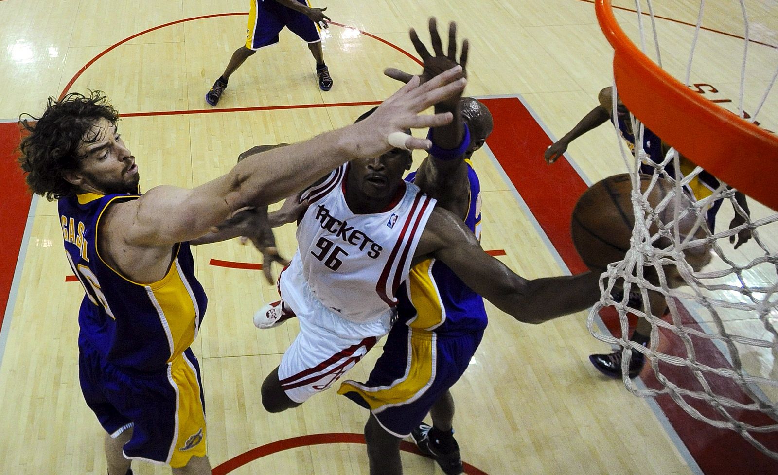 Gasol pelea bajo la canasta de los Rockets.