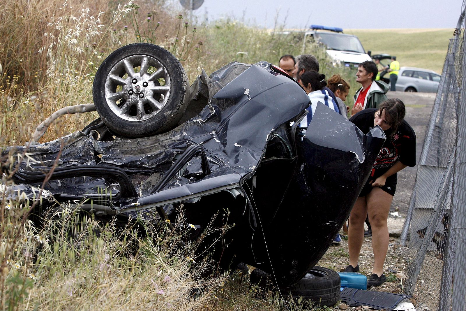 Uno de los vehículos implicados en un accidente en Córdoba, en el que tres personas han muerto, entre ellos una niña de 13 años y su padre.