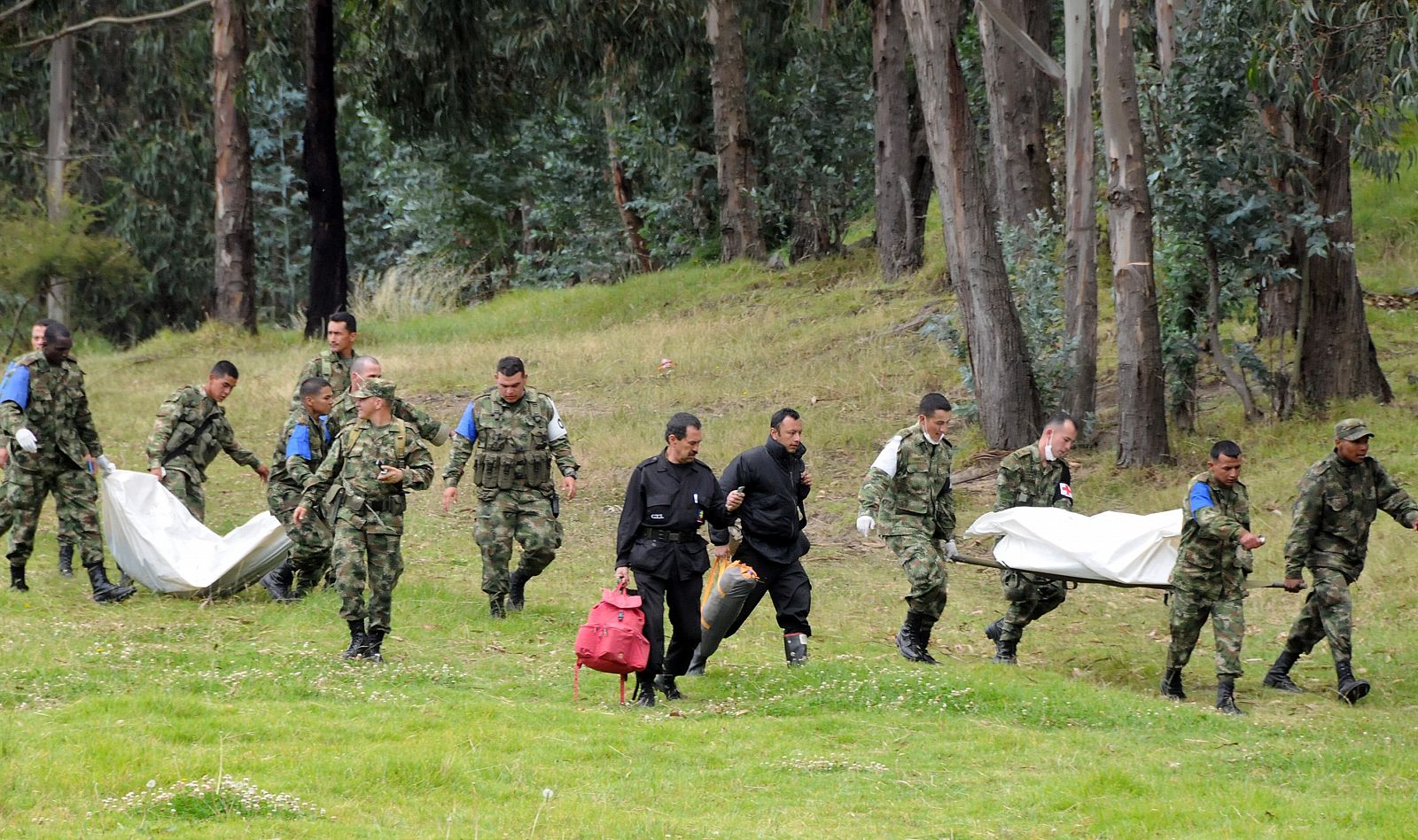 Soldados colombianos transportan los cuerpos de sus compañeros muertos en un ataque de las FARC cerca de la frontera con Ecuador.