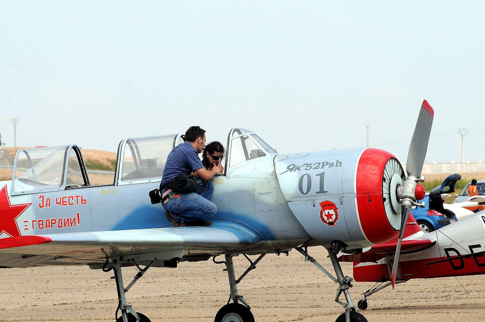 Un avión de vuelo acrobático se prepara para el campeonato de España de esta modalidad