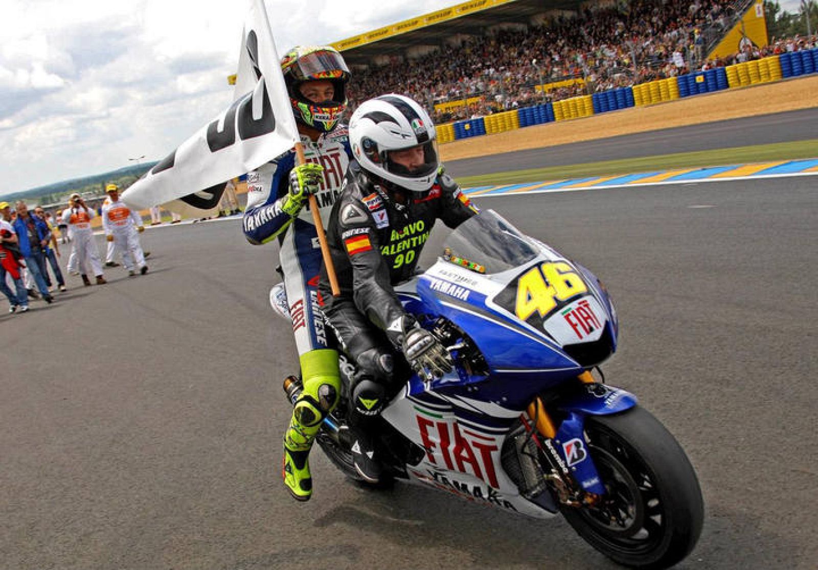Valentino Rossi y Ángel Nieto, durante la vuelta de honor en 2008.