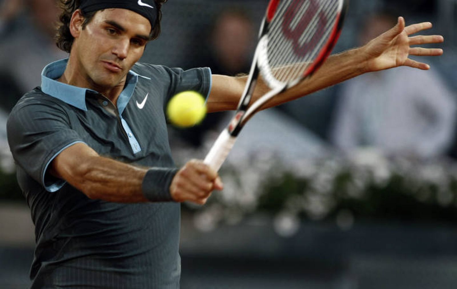 Roger Federer devuelve una bola a Robin Soderling.