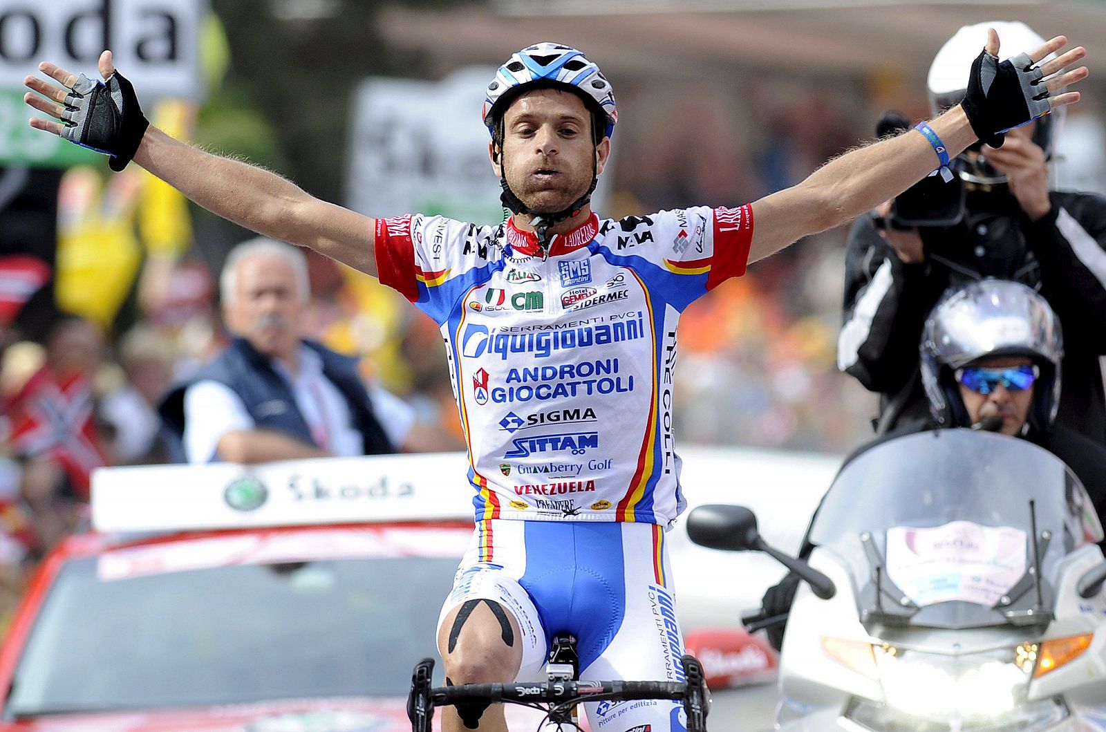 El ciclista italiano Michele Scarponi celebra su victoria en la sexta etapa.