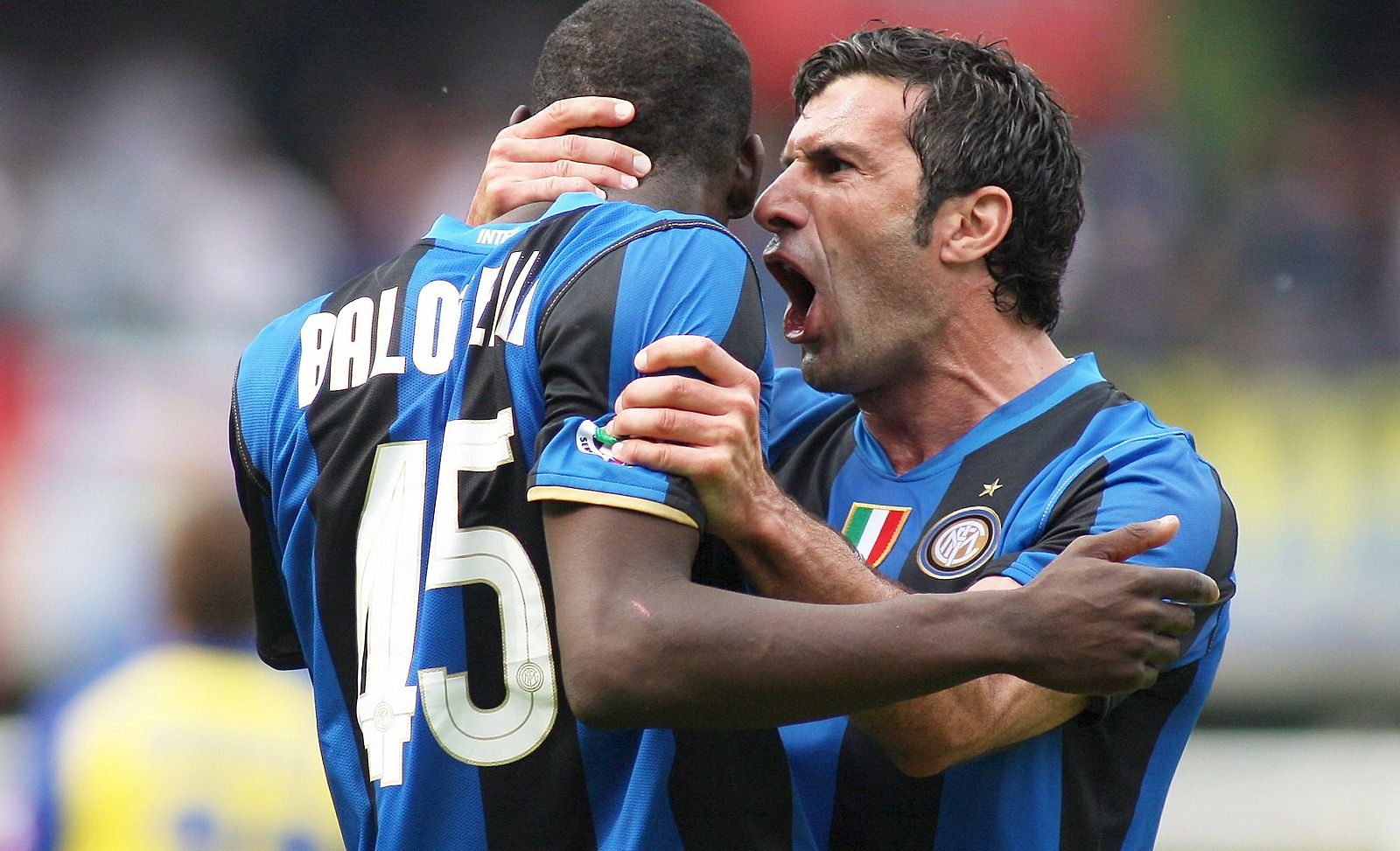 El futbolista italiano Mario Balotelli, (i), del Inter de Milán celebra un gol junto a su compañero el portugués Luis Figo.