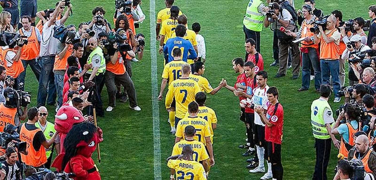 El Barça ha entrado en el Ono Estadi recibiendo el homenaje de los jugadores del Mallorca.