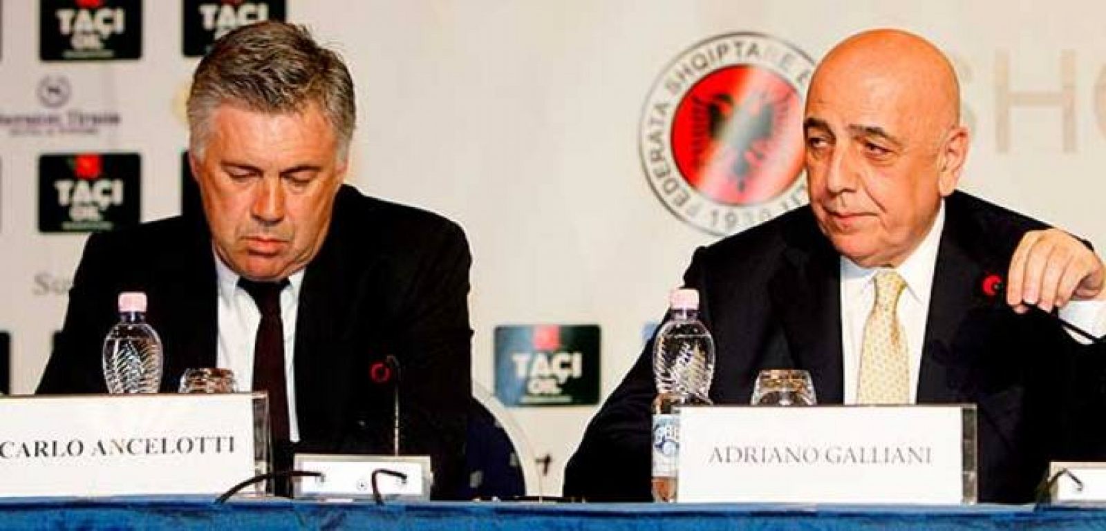 Carlo Ancelotti y el vicepresidente del club, Adriano Galliani, atienden a los medios.