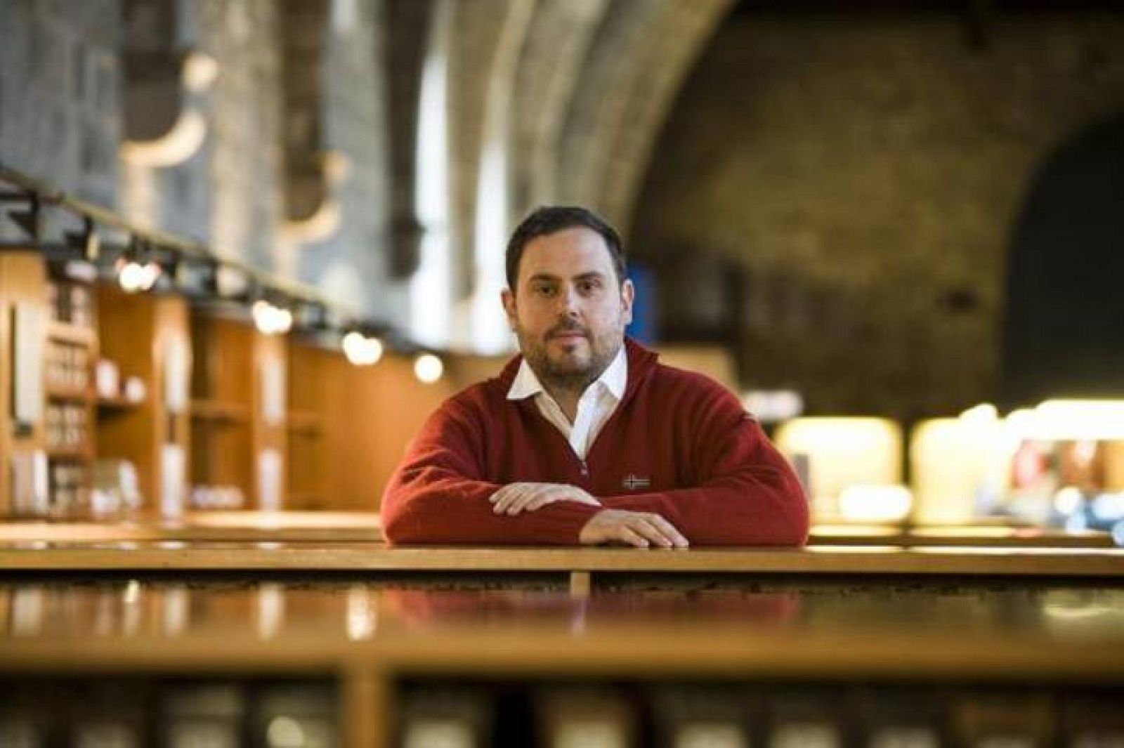  El candidato de Europa de los Pueblos, en una biblioteca. 
