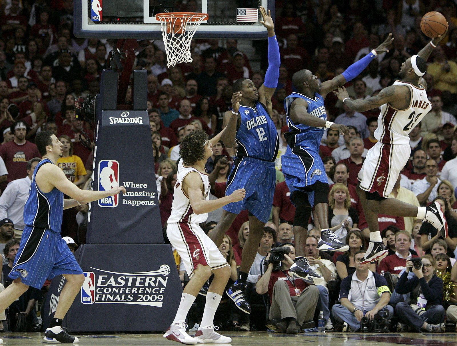 El jugador de los Cavaliers de Cleveland LeBron James (d) intenta lanzar ante Dwight Howard (2, d) de los Magic de Orlando.