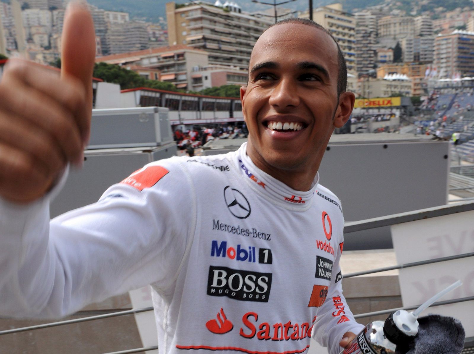 El piloto británico Lewis Hamilton, de la escudería McLaren Mercedes, tras finalizar la primera sesión de entrenamientos libres