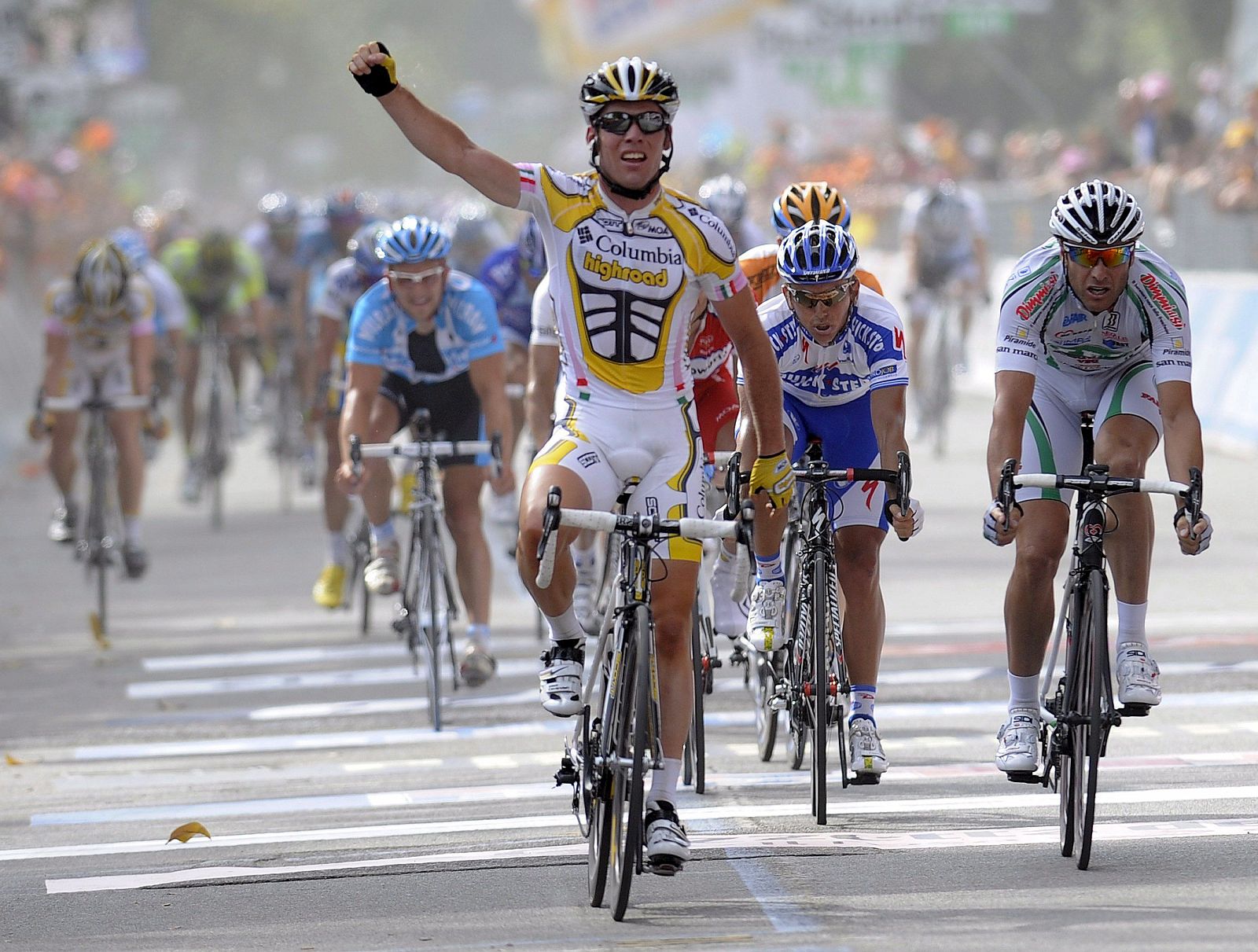 El ciclista británico Mark Cavendish (Columbia-High Road) celebra tras ganar la decimotercera etapa del Giro de Italia.