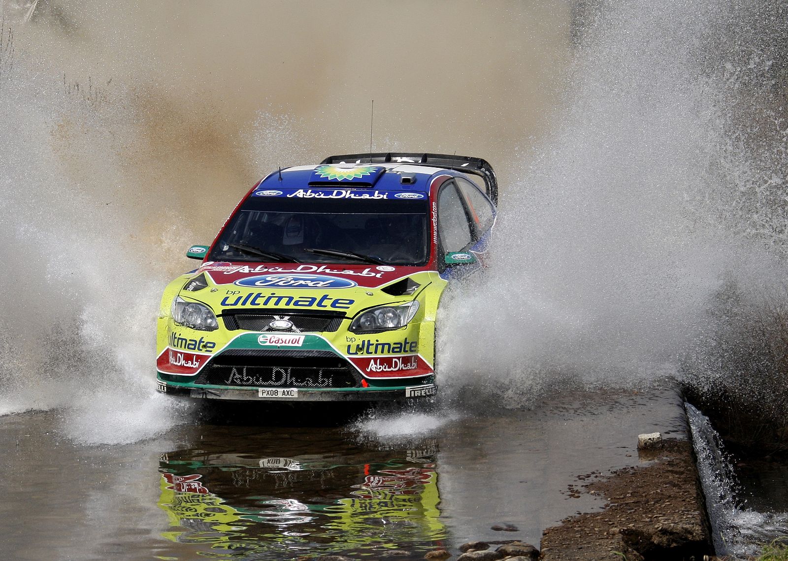 El finlandés Jari Matti Latvala conduce su Ford Focus RS WRC durante la segunda jornada del Rally de Cerdeña.
