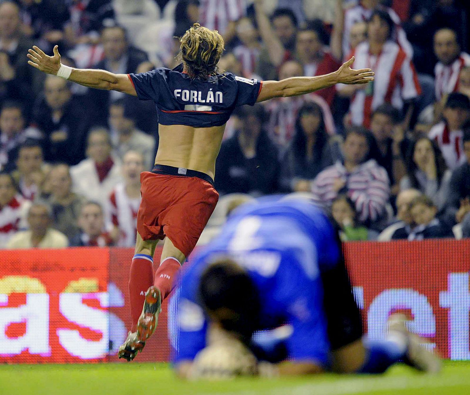 El delantero uruguayo del At. de Madrid, Diego Forlán, celebra uno de sus tres goles en el encuentro frente al Ath. de Bilbao en San Mamés.