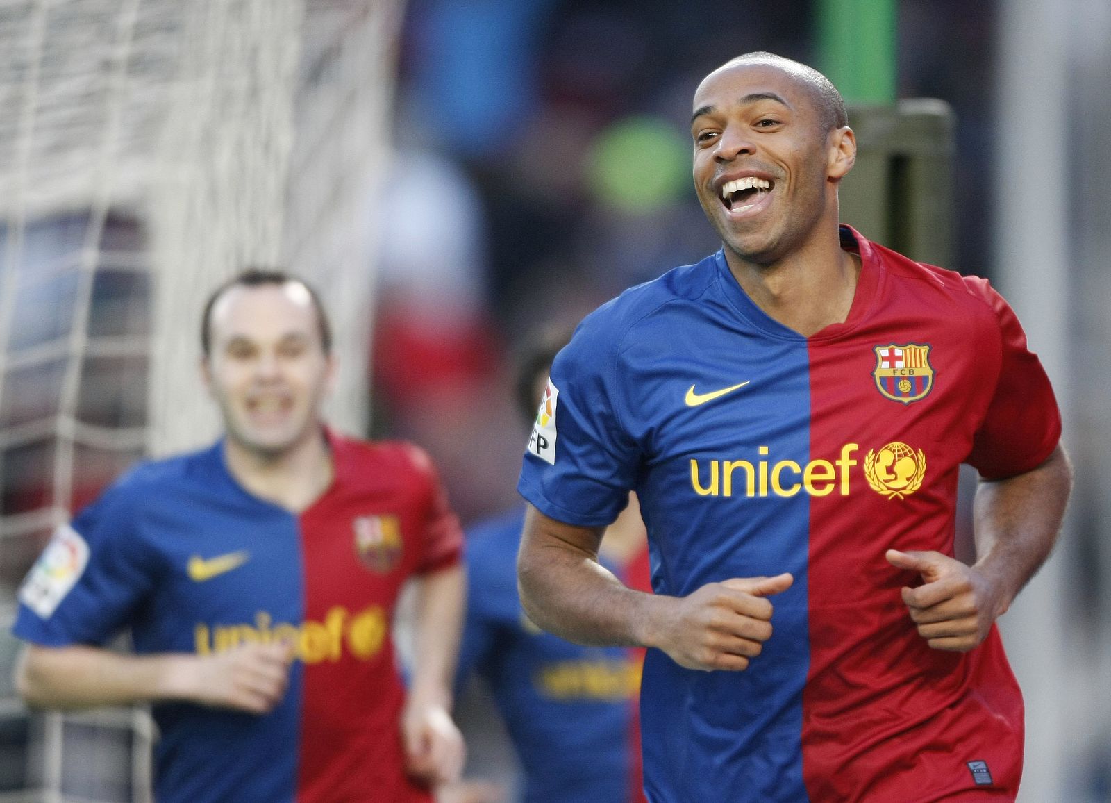 Thierry Henry y Andres Iniesta celebran un gol ante el Recreativo de Huelva.